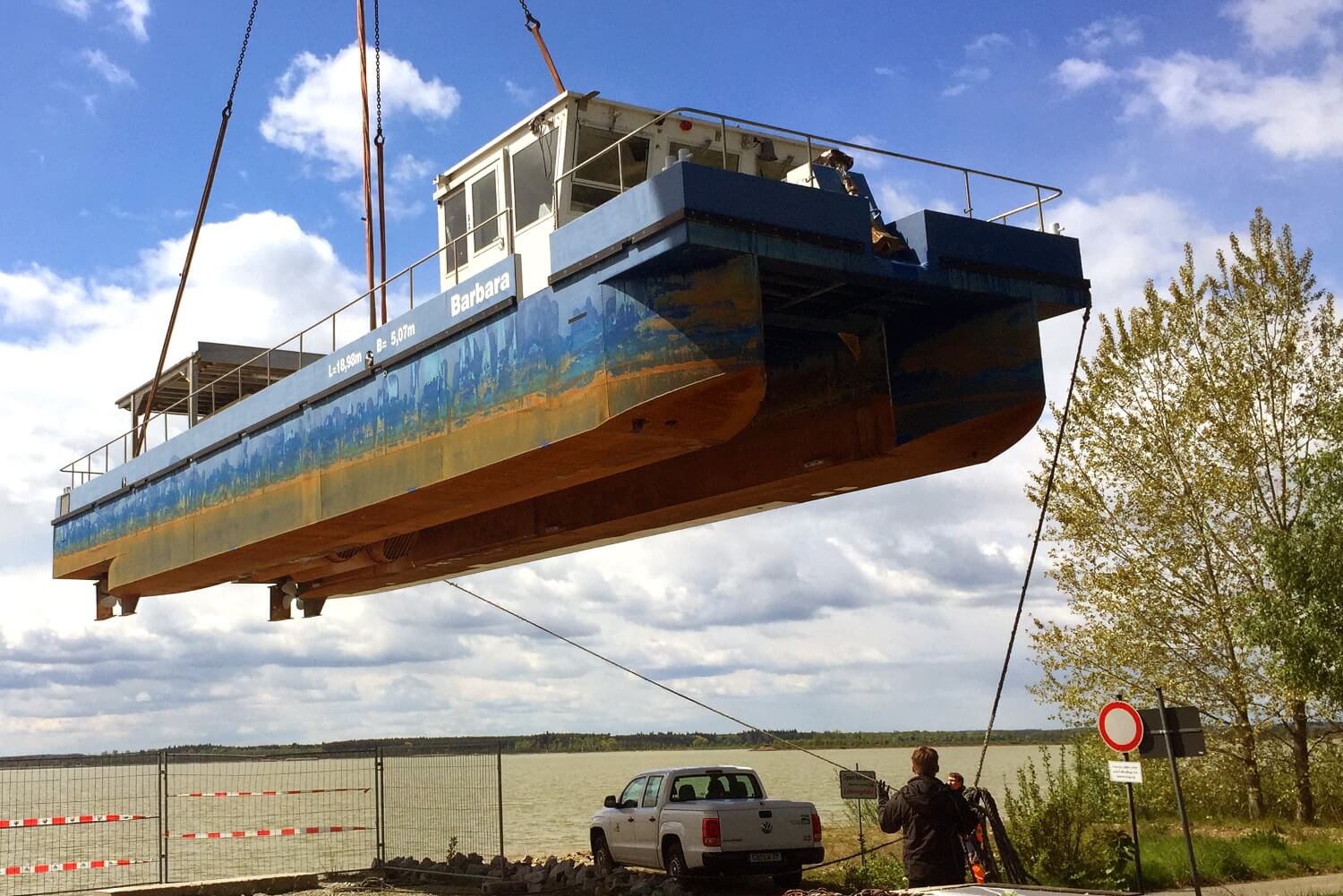 Kalkschiff Barbara sorgt für sauberes Wasser im Schlabendorfer See