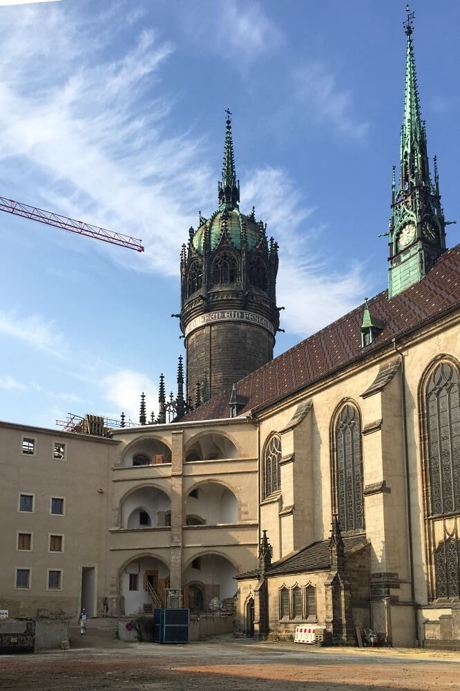 An ihr kam Niemand ungesehen vorbei: WellnerBOX am Zugang zur Schlosskirche