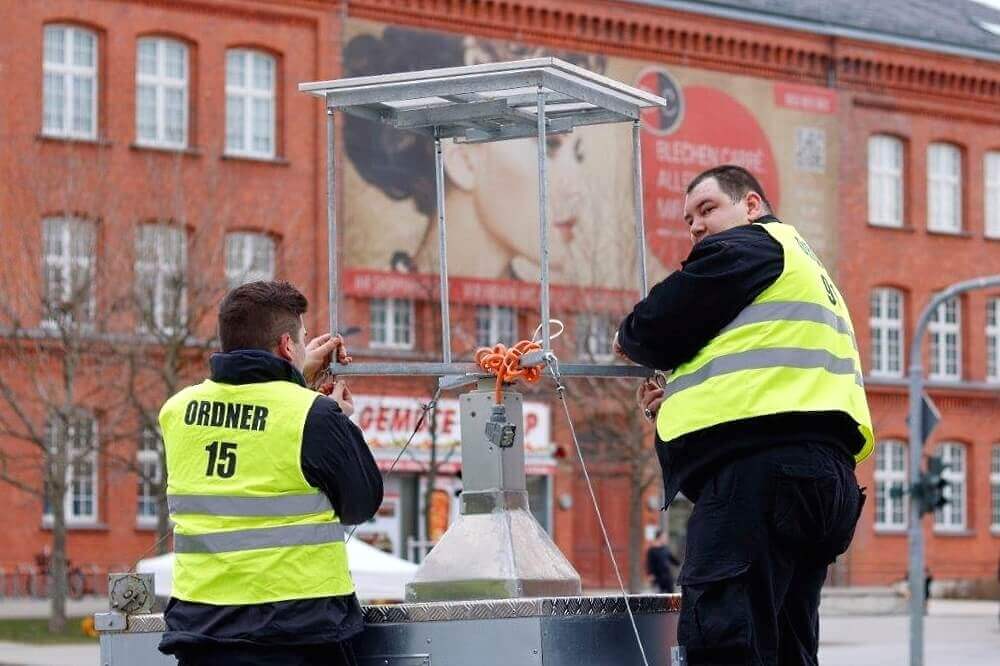 Cottbus carnival parade 2017_The SSK Security technicians build the WellnerBOX