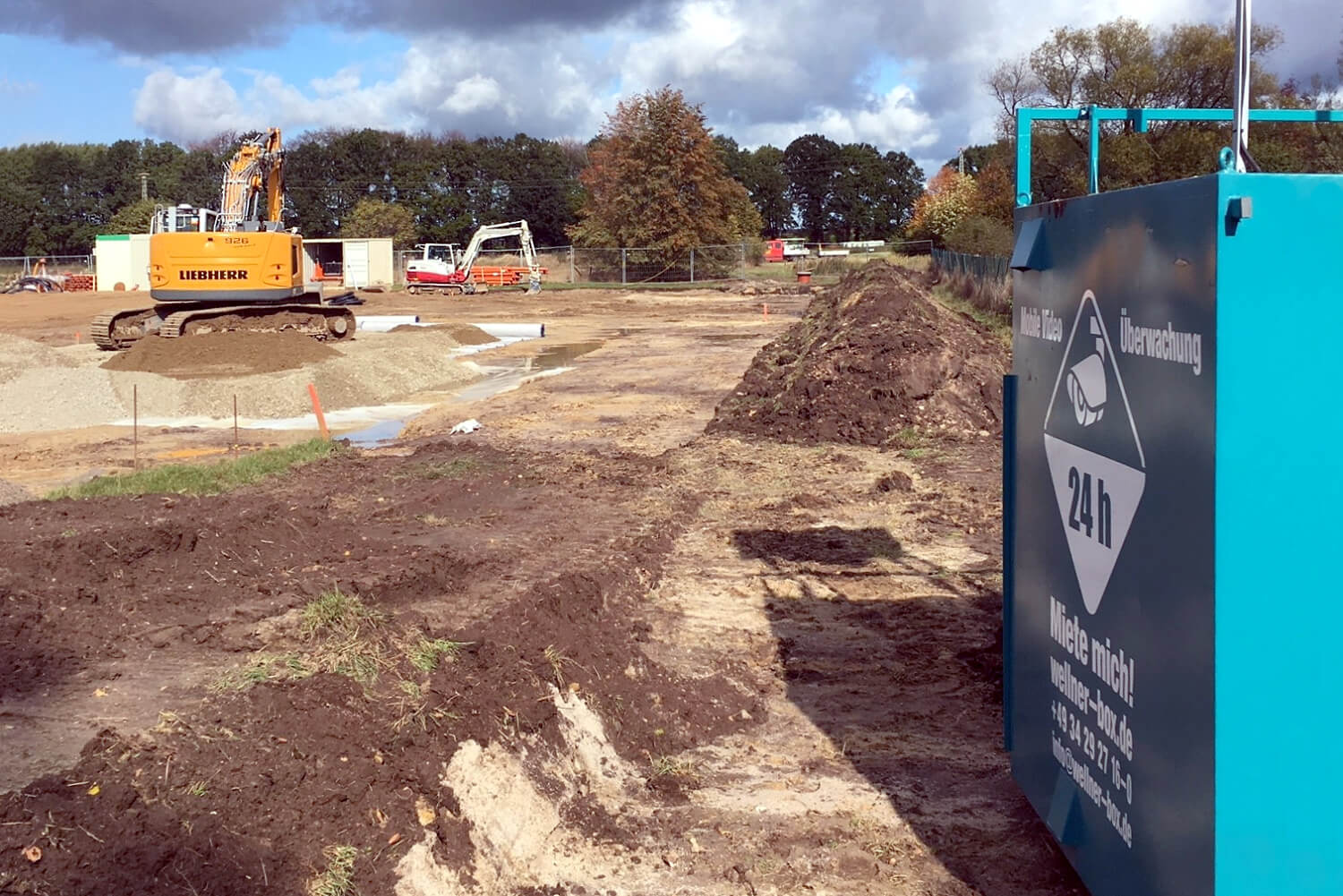 Am neuen Postverteilzentrum wird fleißig gebaut. Für Sicherheit sorgt die WellnerBOX.